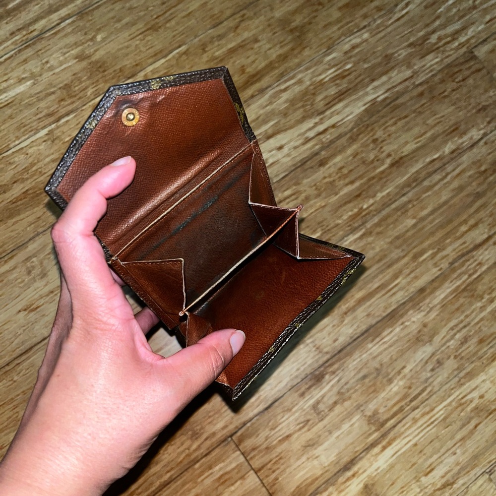 Louis Vuitton Vintage Monogram Textured Wallet with coin pouch - Picture 4 of 6
